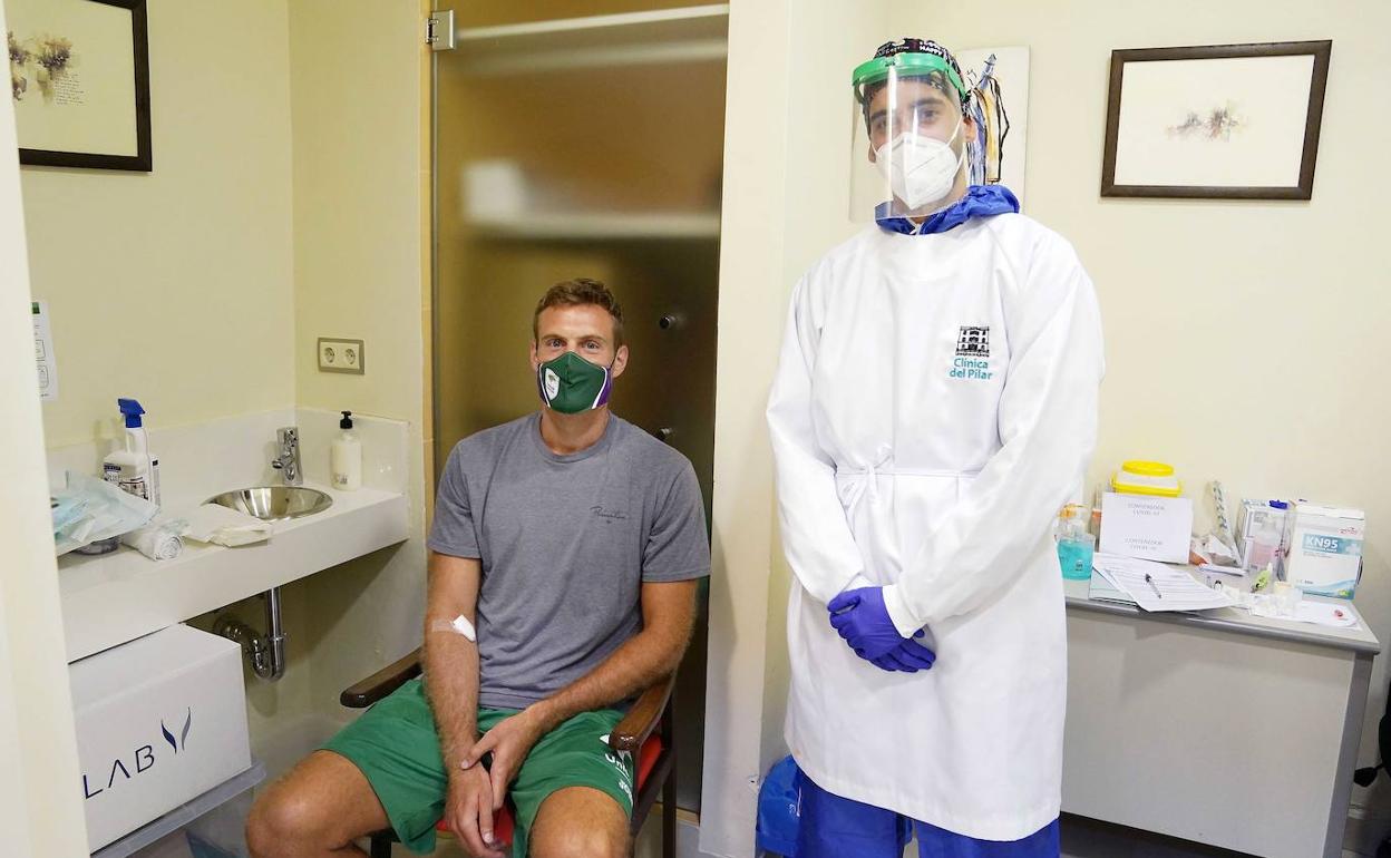 El único fichaje del Unicaja, Abromaitis, el martes al someterse al test de COVID-19. 