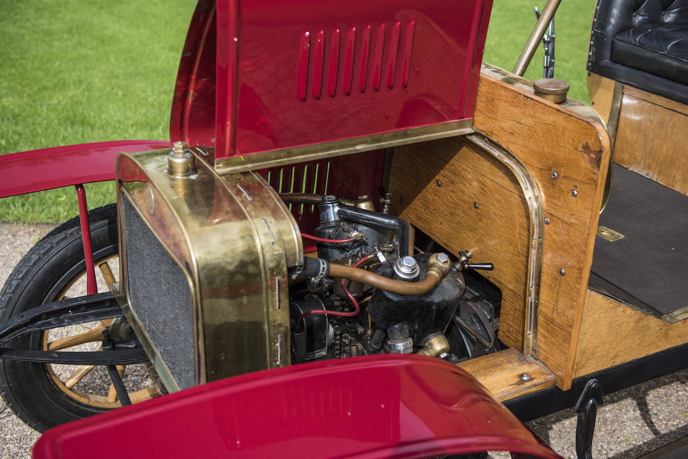 "Impulsada por su rápido crecimiento, en 1905, la firma L&K presenta su primer automóvil: el VOITURETTE A. El vehículo impresiona por su precio razonable y su gran practicidad y robustez.    El motor de dos cilindros en V con un rendimiento de 7 caballos de potencia y una capacidad de 1005 cm3 acelera el automóvil, de solo 600 kg, a una velocidad máxima de 40 km/h."