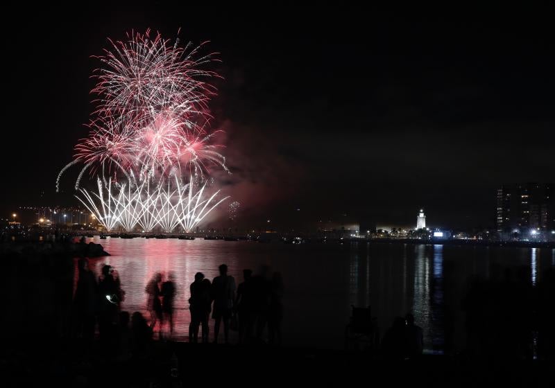 Fotos: Las mejores imágenes de los fuegos artificiales de la Feria de Málaga de los últimos años