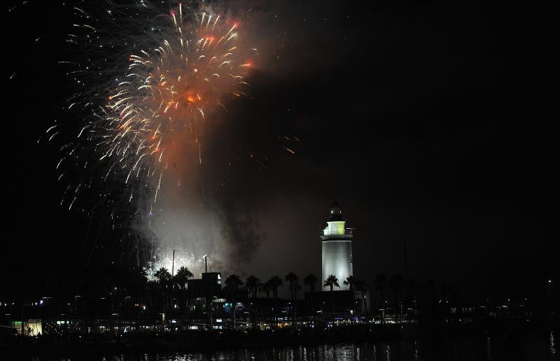 Fotos: Las mejores imágenes de los fuegos artificiales de la Feria de Málaga de los últimos años