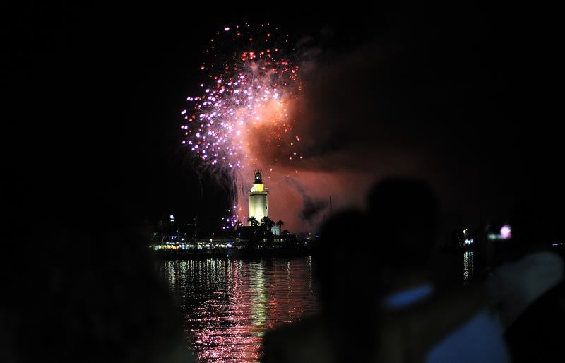 Fotos: Las mejores imágenes de los fuegos artificiales de la Feria de Málaga de los últimos años