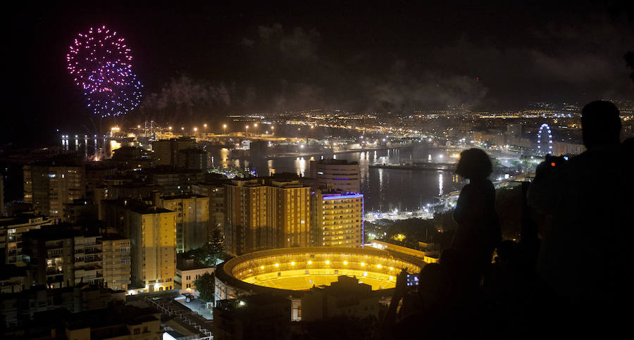Fotos: Las mejores imágenes de los fuegos artificiales de la Feria de Málaga de los últimos años