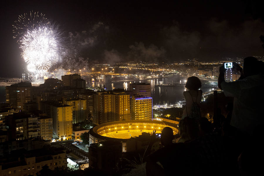 Fotos: Las mejores imágenes de los fuegos artificiales de la Feria de Málaga de los últimos años