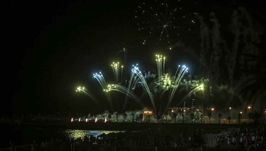 Fotos: Las mejores imágenes de los fuegos artificiales de la Feria de Málaga de los últimos años