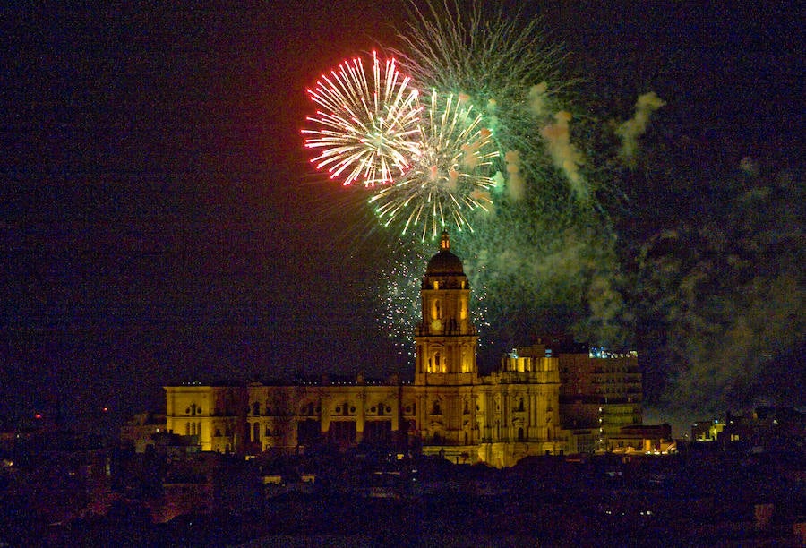 Fotos: Las mejores imágenes de los fuegos artificiales de la Feria de Málaga de los últimos años