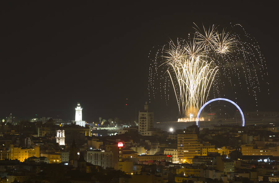 Fotos: Las mejores imágenes de los fuegos artificiales de la Feria de Málaga de los últimos años