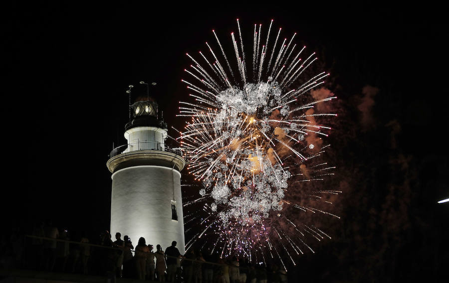 Fotos: Las mejores imágenes de los fuegos artificiales de la Feria de Málaga de los últimos años