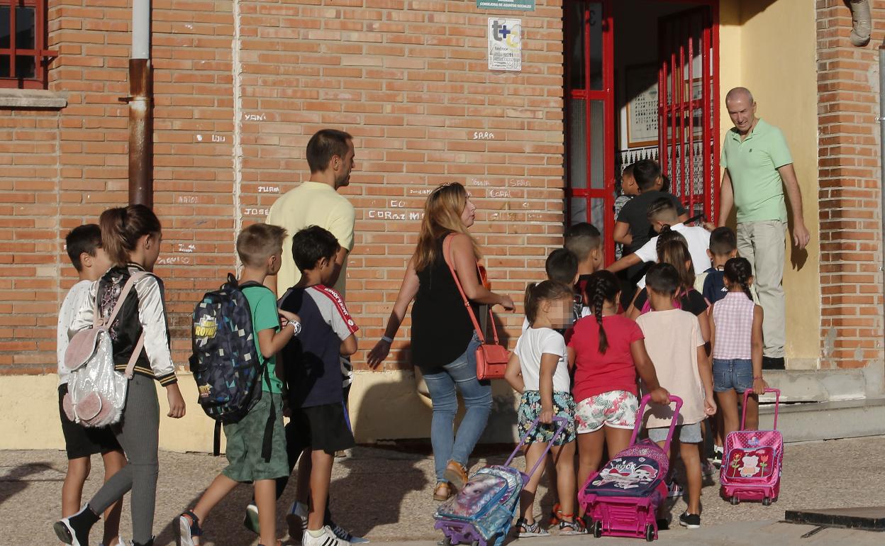 Alumnos entrando en un colegio en una imagen de archivo. 