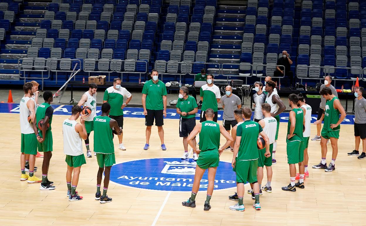 Plantilla y cuerpo técnico, esta mañana. 