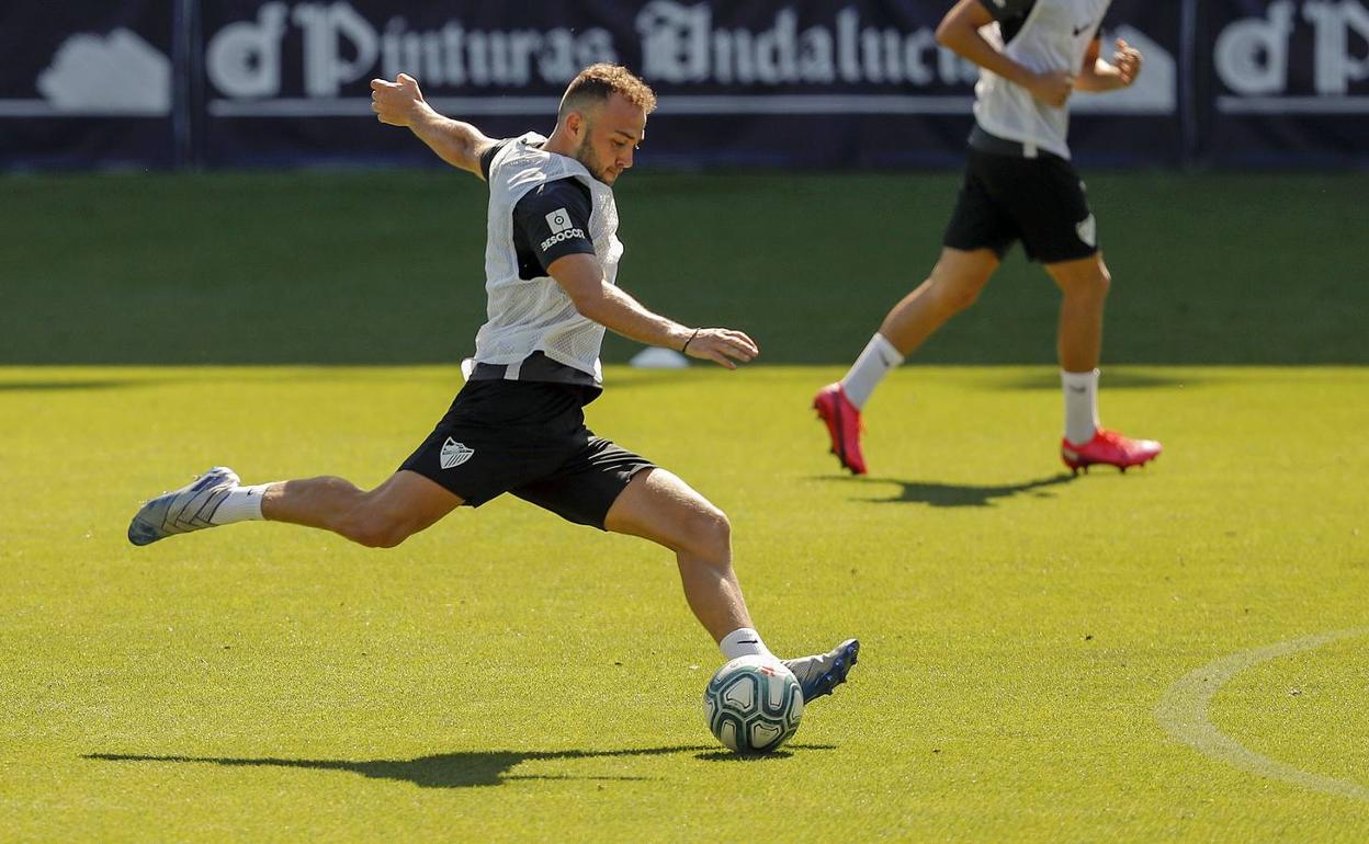 Keidi dispara a puerta en un entrenamiento en la recta final de la temporada. 