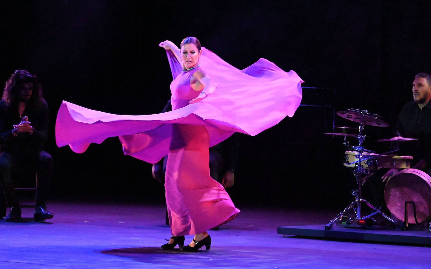 Verla bailar resulta hipnótico. La elegancia con la que contorsiona su cuerpo, la precisión de su taconeo, la fuerza de sus gestos...Cuando Sara Baras se sube a un escenario, todo el auditorio enmudece para seguir en silencio los movimientos de sus manos y de sus pies, a veces delicados, a veces raciales. La bailaora volvió anoche a Starlite para ofrecer un espectáculo creado en exclusiva para el festival boutique de Marbella.Durante hora y media, 'Starlite Suite Flamenca' revisó los momentos mas significativos vividos por ella durante todos estos años en la cantera marbellí.