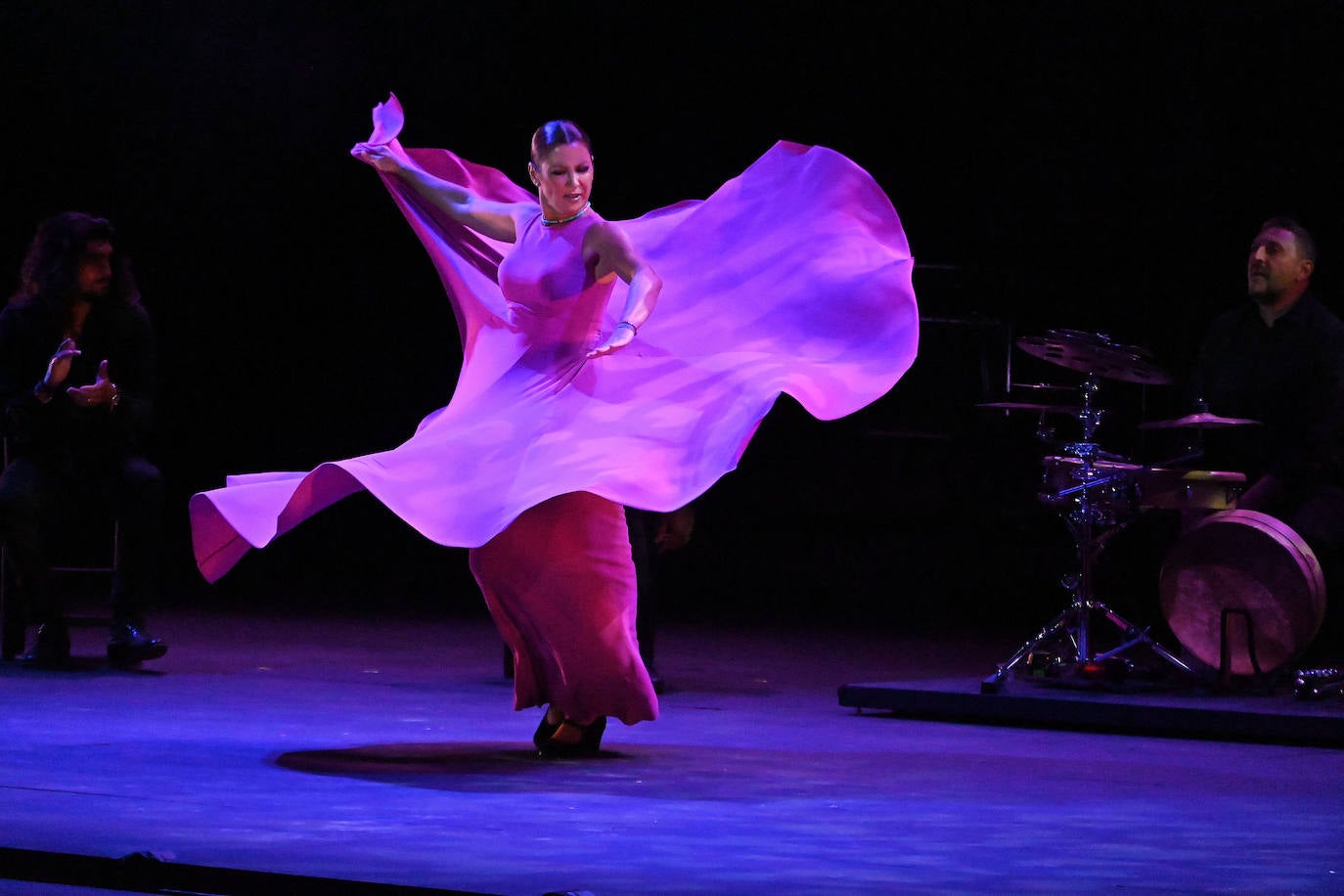 Verla bailar resulta hipnótico. La elegancia con la que contorsiona su cuerpo, la precisión de su taconeo, la fuerza de sus gestos...Cuando Sara Baras se sube a un escenario, todo el auditorio enmudece para seguir en silencio los movimientos de sus manos y de sus pies, a veces delicados, a veces raciales. La bailaora volvió anoche a Starlite para ofrecer un espectáculo creado en exclusiva para el festival boutique de Marbella.Durante hora y media, 'Starlite Suite Flamenca' revisó los momentos mas significativos vividos por ella durante todos estos años en la cantera marbellí.