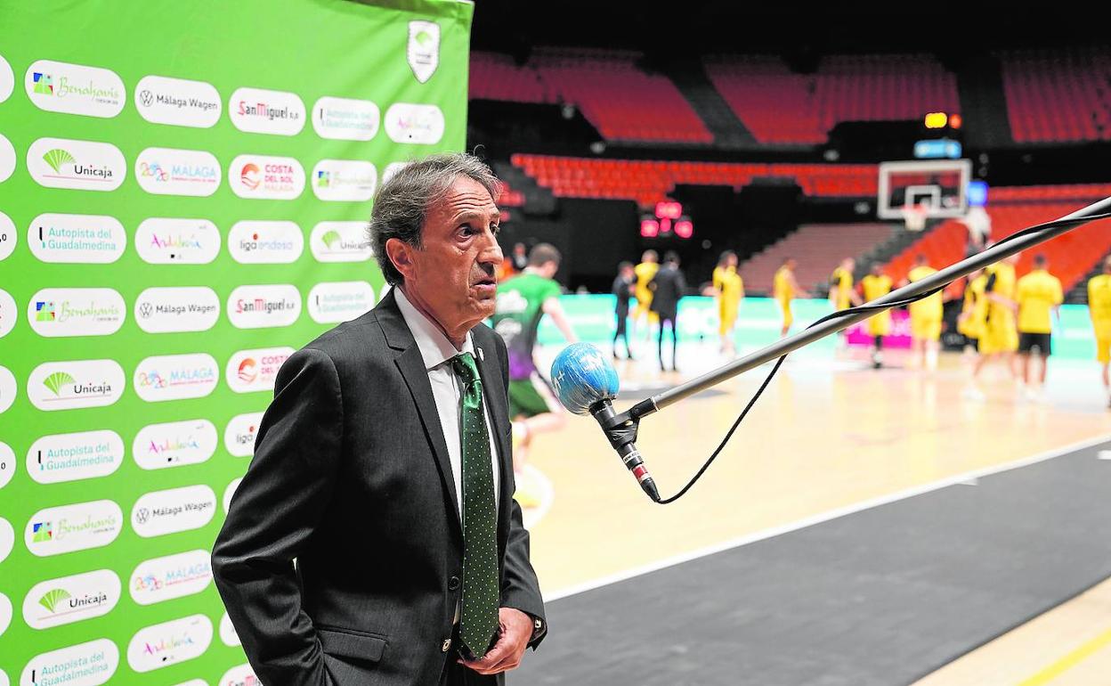 El entrenador del Unicaja, Luis Casimiro, en una atención 'postpartido' en la 'burbuja' de Valencia con un micrófono sostenido con pértiga. 