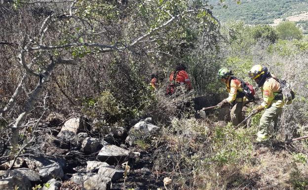 Imagen principal - Arriba, trabajos para sofocar las llamas en Gaucín; abajo a la izquierda, columna de humo en Colmenar, y a la derecha, en Gaucín. 