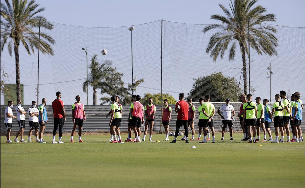 Jugadores del Málaga durante un entrenamiento de esta semana en el campo de la Federación Malagueña.