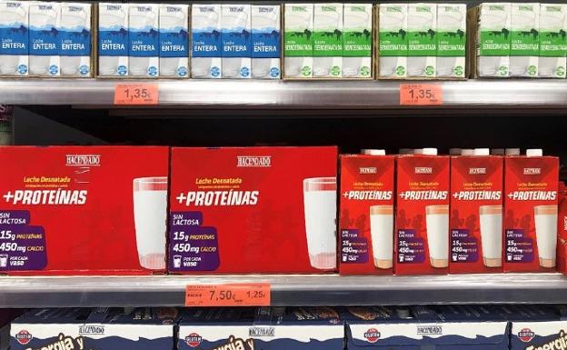 Cartones de la Leche +Proteínas en el lineal de un supermercado Mercadona. 