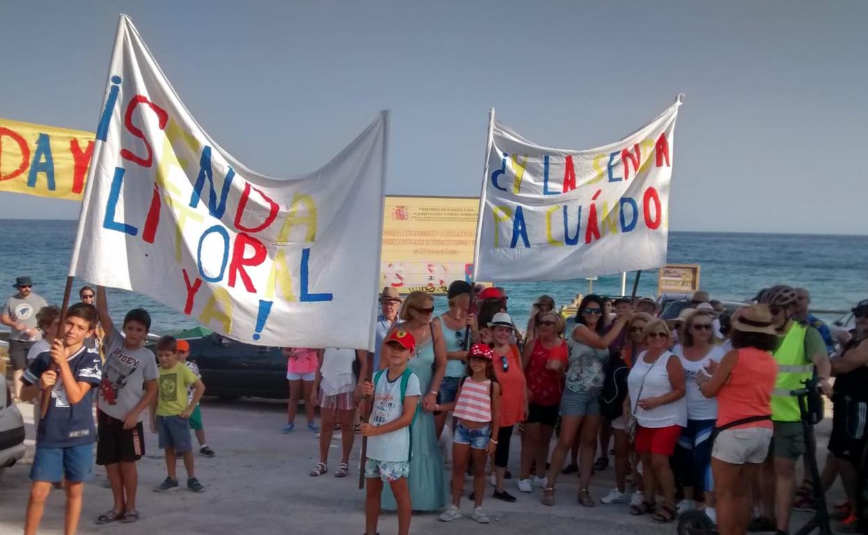 Los vecinos de Benajarafe y Chilches se han movilizado en los últimos años para exigir la Senda Litoral. 