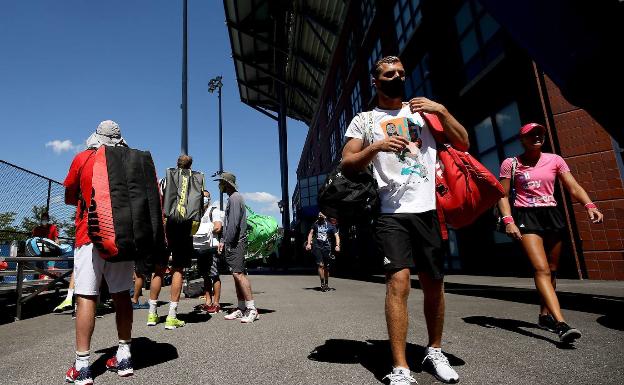 Los tenistas se desplazaron ayer a las pistas provistos de mascarillas y manteniendo distancias en el Billie Jean King National Center de Nueva York, donde se disputa de forma excepcional esta edición del Masters 1.000 de Cincinnati. 