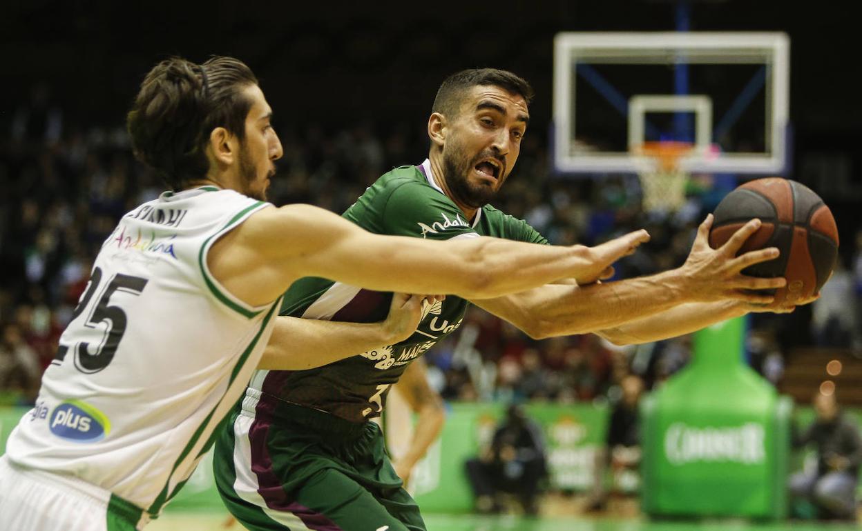 Jaime Fernández, defendido por Sipahi en un derbi reciente Unicaja-Coosur Betis. 