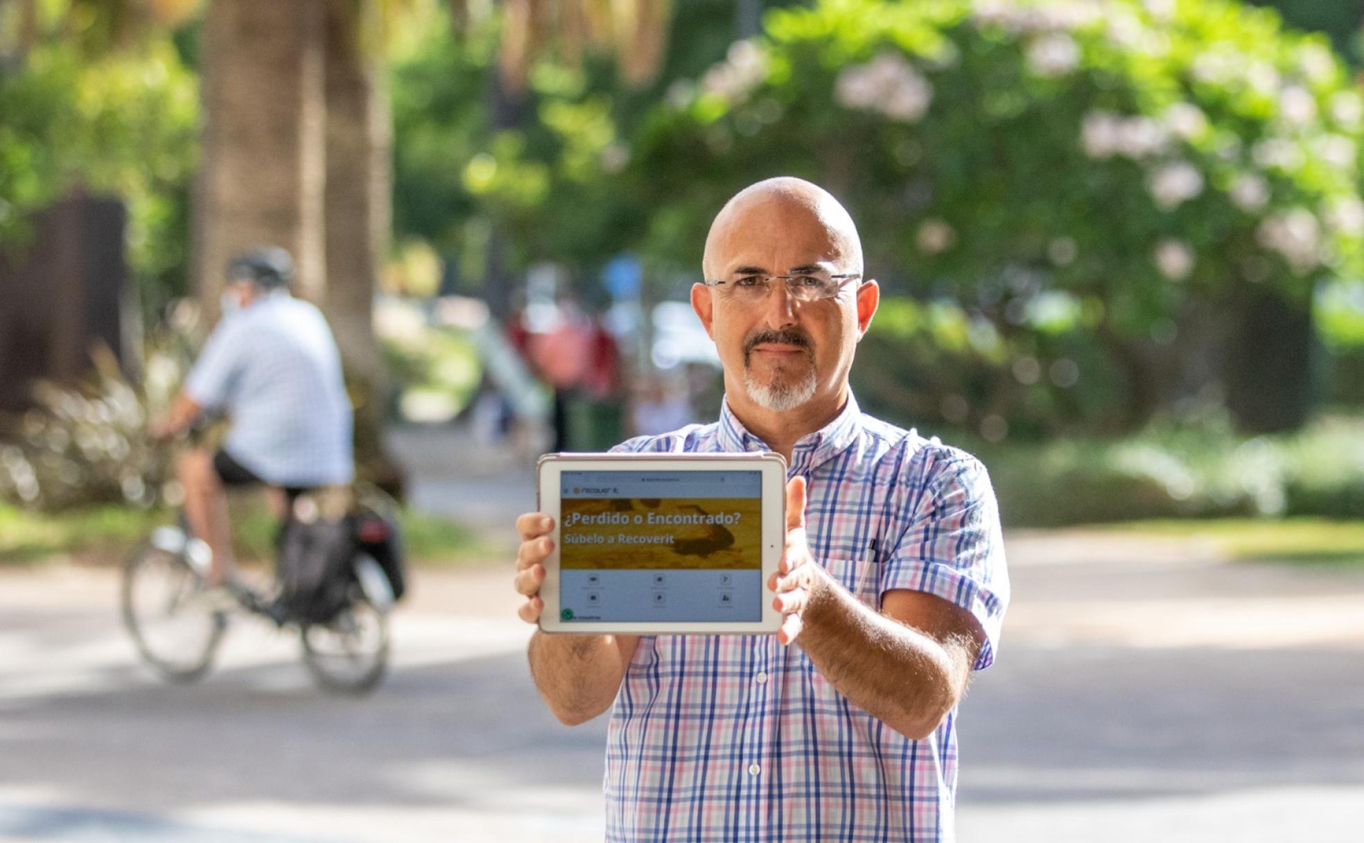 El agente Paco Martín muestra su aplicación en el Centro de Málaga. 