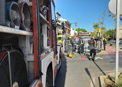 Imagen secundaria 1 - Espectacular accidente de tráfico en la avenida Plutarco, en Teatinos