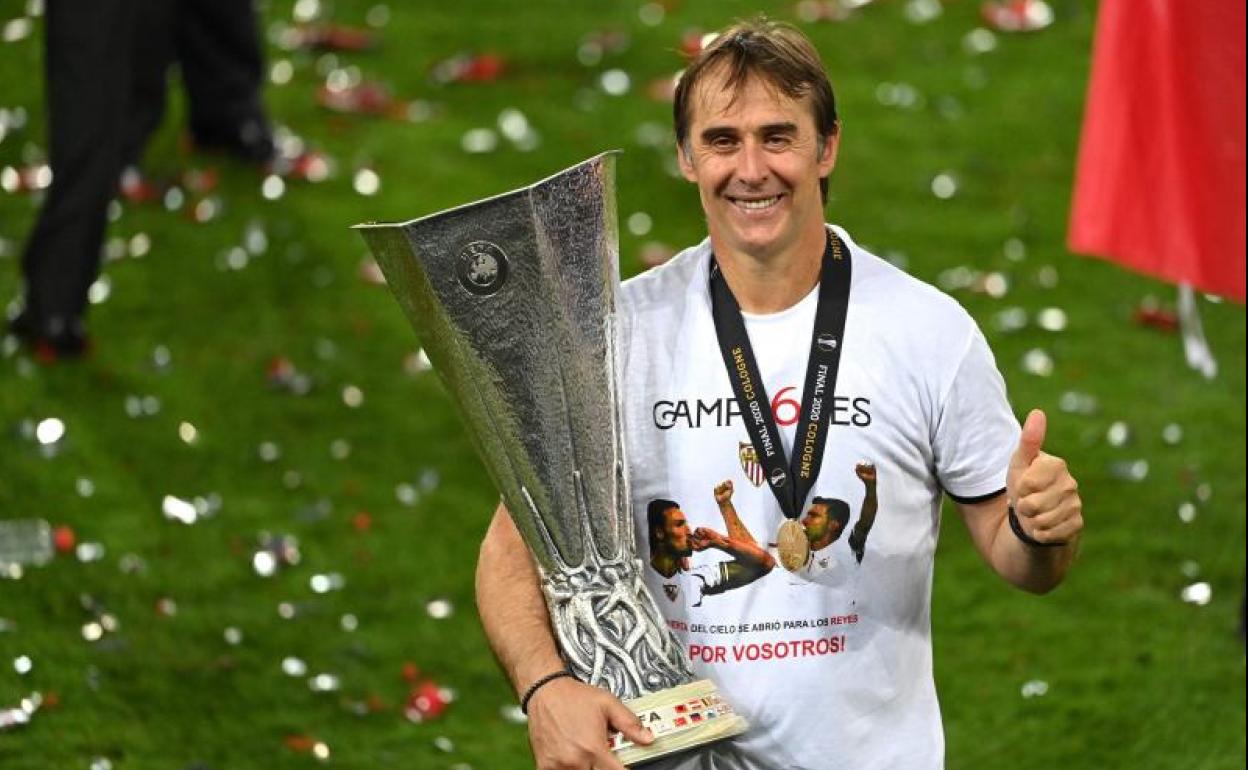 Julen Lopetegui posa con el trofeo de la Europa League.