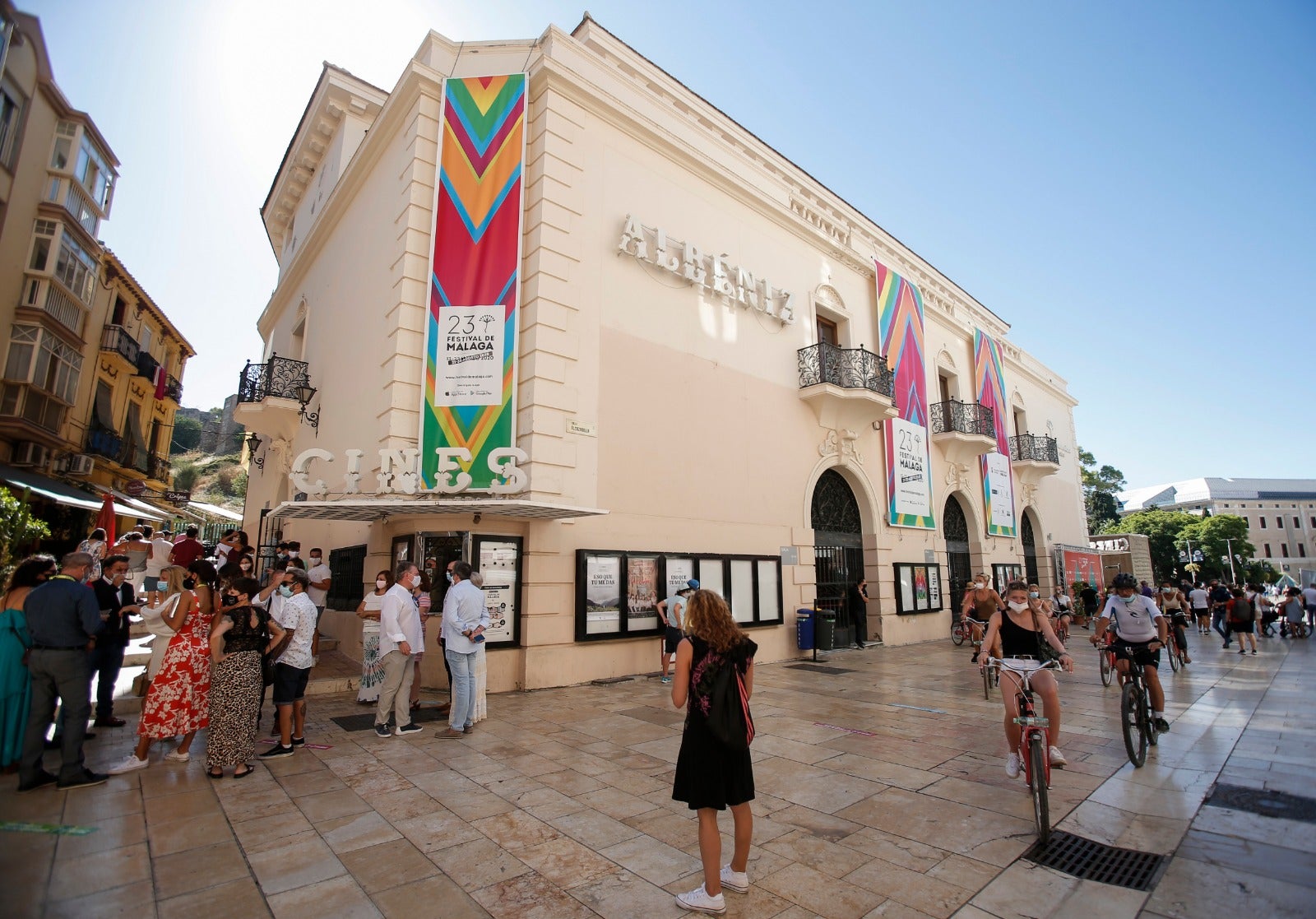 Espectadores a las puertas del Albéniz para la presentación del documental 'La última cena', dirigido por Jesús Javier Ruiz Aquerreta y con el chef malagueño Dani García.