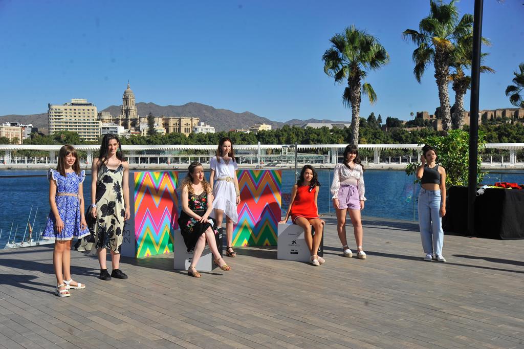 Photocall con el equipo de la película 'Las niñas', con la directora Pilar Palomero, las actrices Andrea Fandos, Zoe Arnao, Ainara Nieto, Carola Gurpegui, Elisa Martínez, Julia Sierra, y los productores Valerie Delpierre y Álex Lafuente.