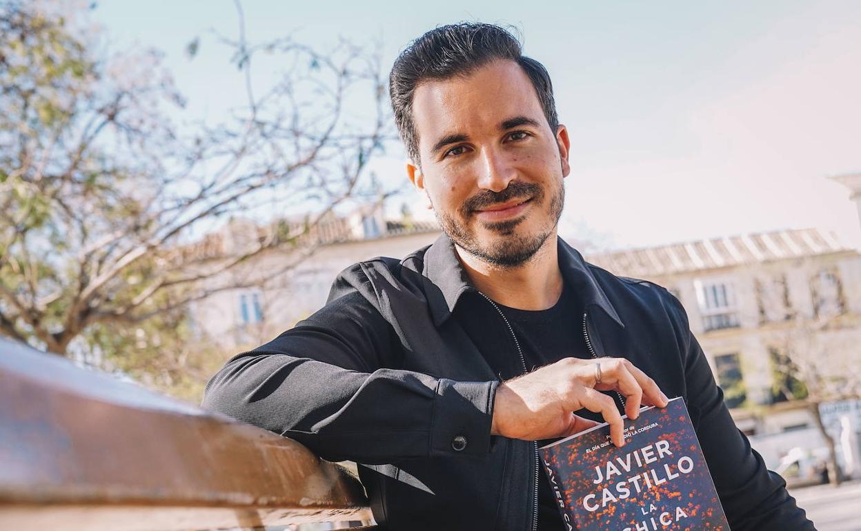 Javier Castillo, con un ejemplar de su último libro, 'La chica de nieve'. 