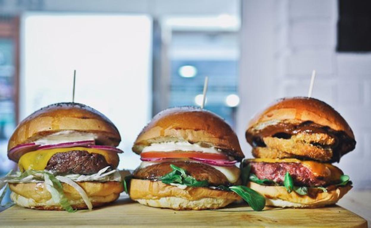 Vista de tres hamburguesas de La Calle Burger. 