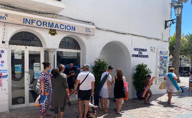 Imagen principal - Tres imágenes de las colas que se han formado este sábado para acceder a la playa nerjeña de Calahonda.