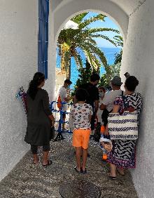 Imagen secundaria 2 - Tres imágenes de las colas que se han formado este sábado para acceder a la playa nerjeña de Calahonda.