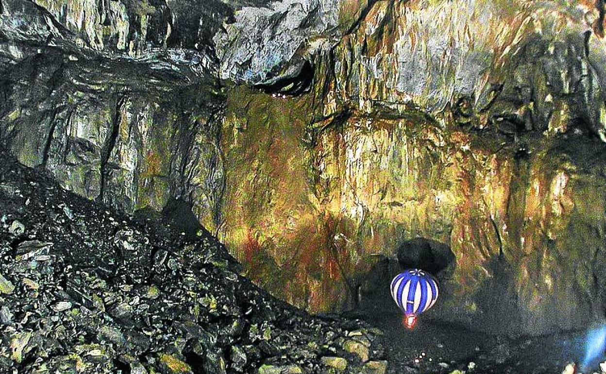 La galería se descubrió en 1950 y su joya más preciada es la sala de La Verna, con una superficie equivalente a nueve campos de fútbol y en cuyo interior han volado hasta globos aerostáticos.