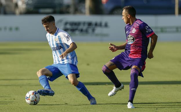 Imagen principal - El Málaga echa a rodar con victoria ante el Valladolid (1-0)