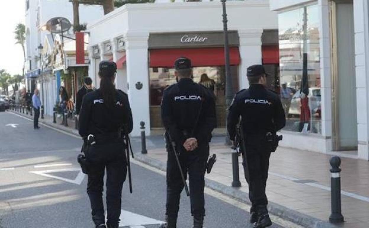 Secuestran a punta de pistola a un hombre que iba conduciendo por Marbella