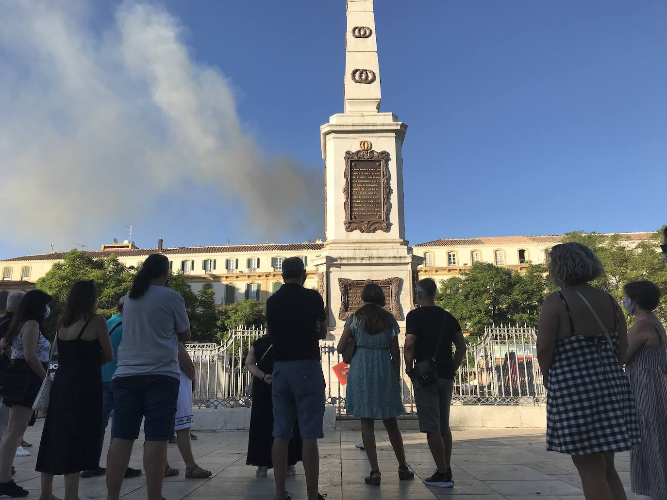 Algunos de los asistentes durante la atenta escucha en la Merced. 