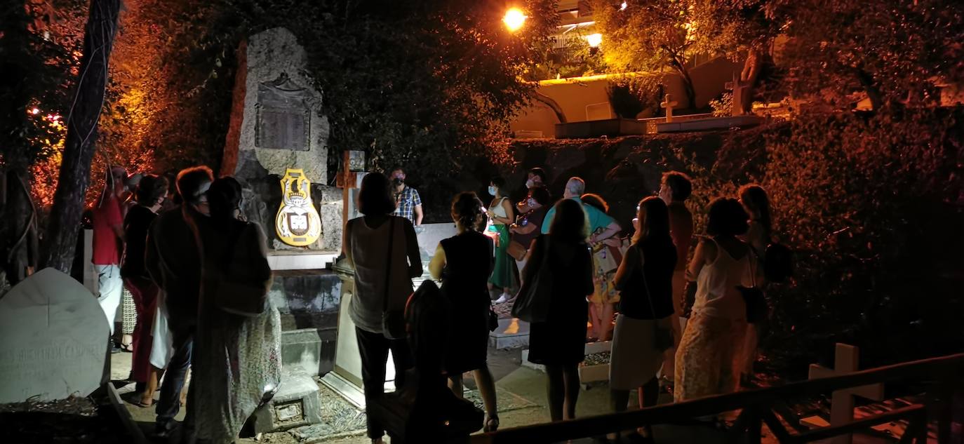 La cita finaliza n el Cementerio Inglés cuando cae la noche, lo que le da más encanto a la visita. 