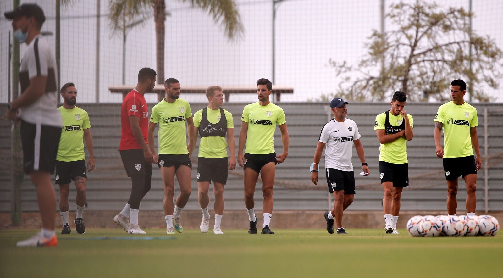 El técnico malaguista se reunió durante más de veinte minutos con los jugadores afectados por el procedimiento de despido colectivo emprendido en el club.