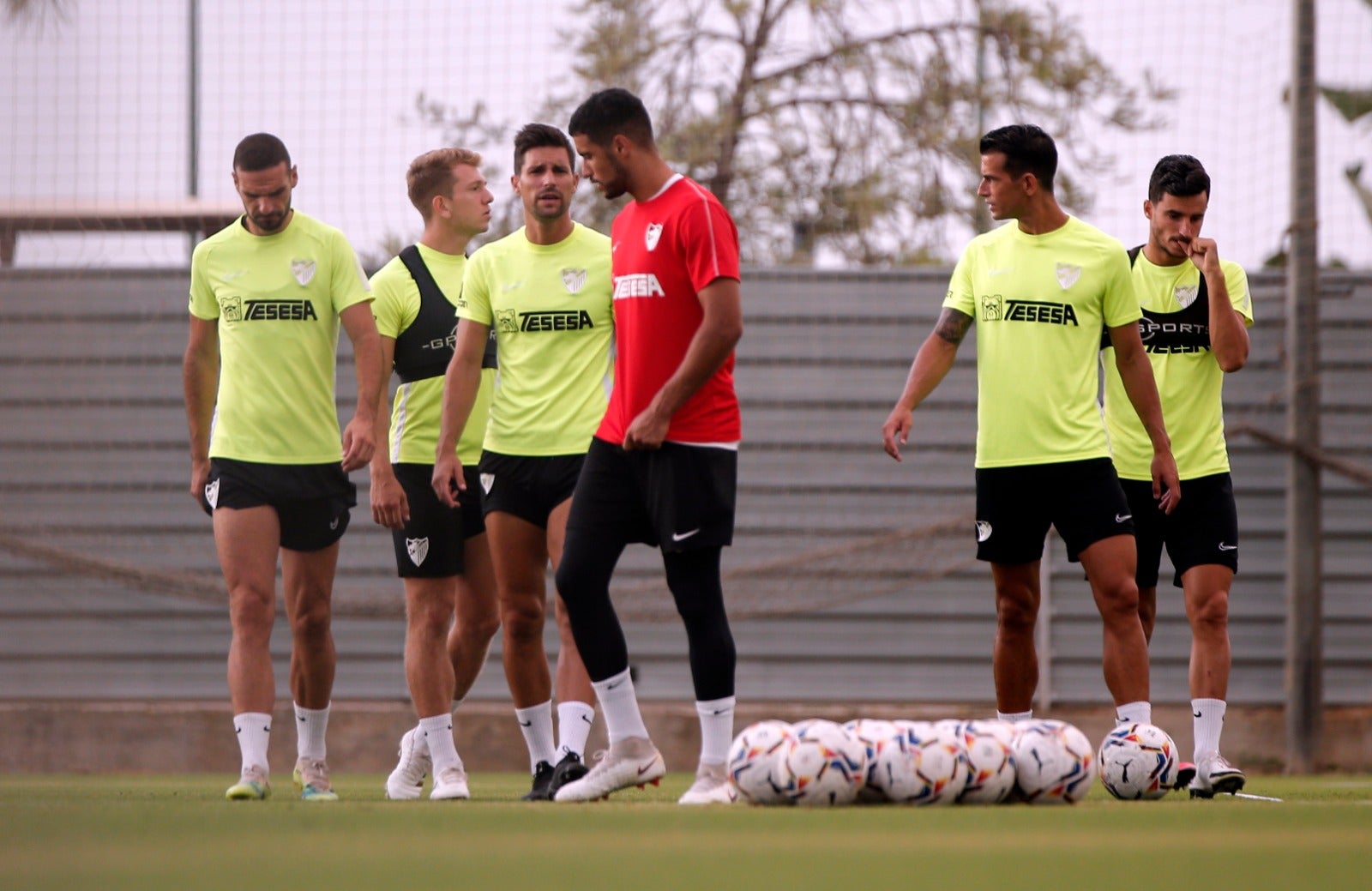 El técnico malaguista se reunió durante más de veinte minutos con los jugadores afectados por el procedimiento de despido colectivo emprendido en el club.