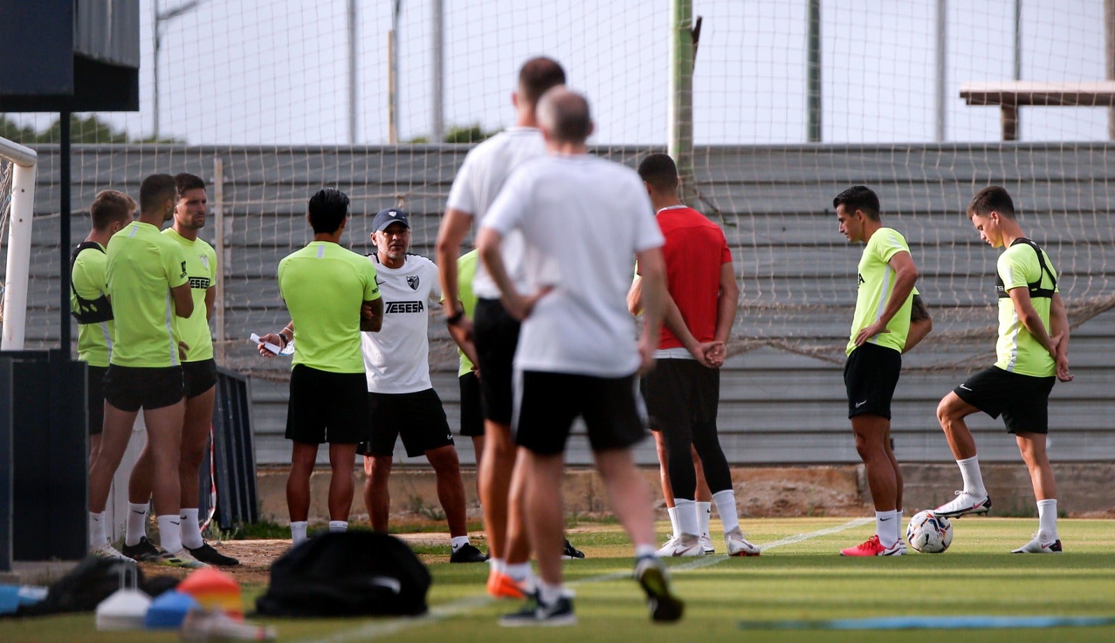 El técnico malaguista se reunió durante más de veinte minutos con los jugadores afectados por el procedimiento de despido colectivo emprendido en el club.