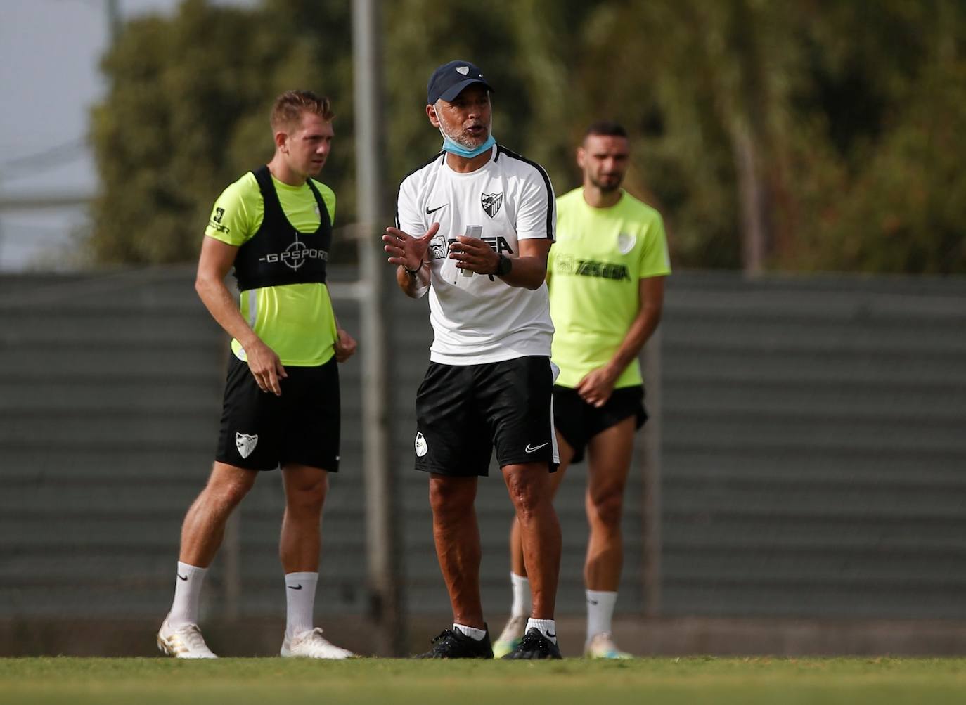 El técnico malaguista se reunió durante más de veinte minutos con los jugadores afectados por el procedimiento de despido colectivo emprendido en el club.