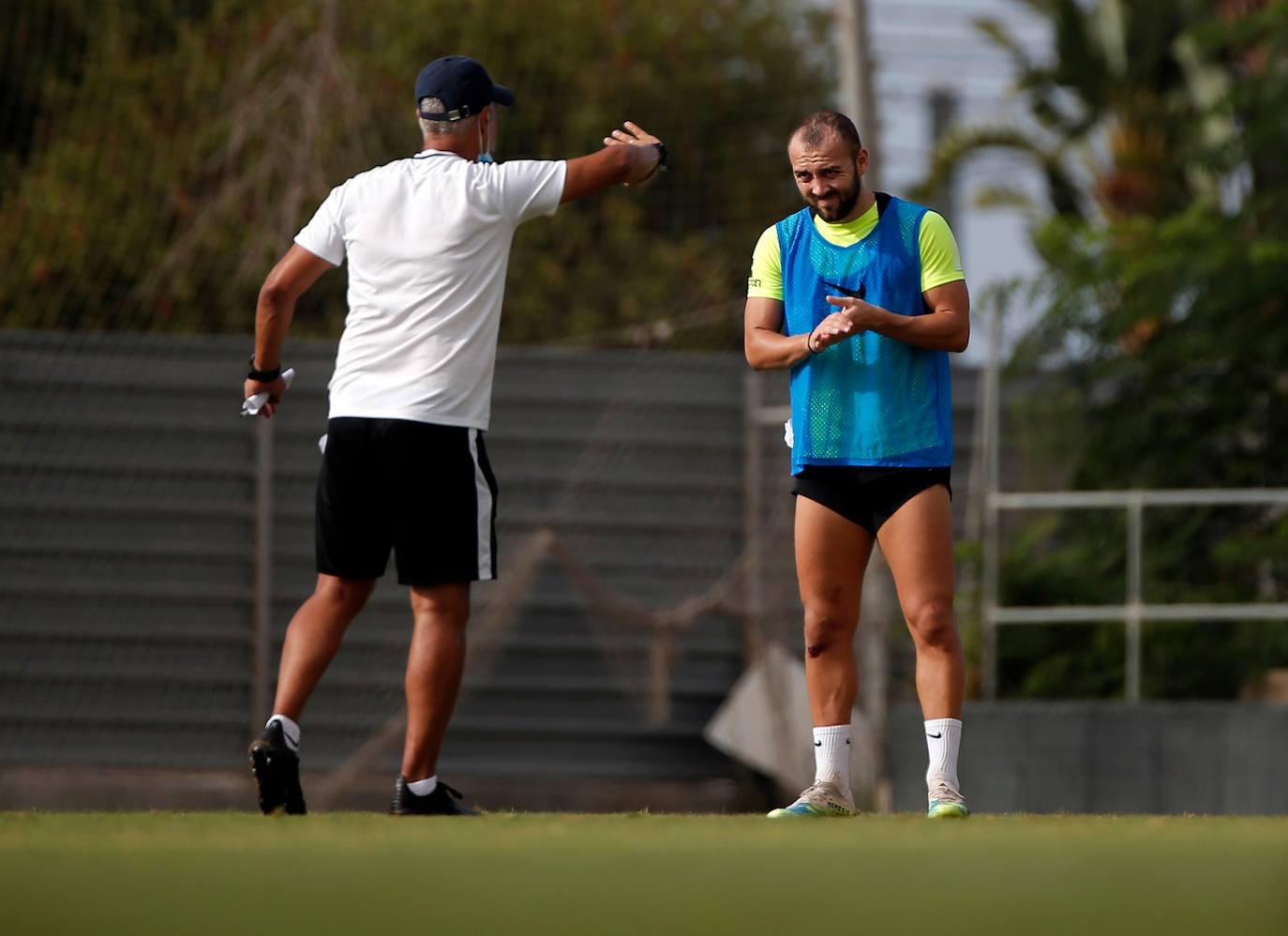 El técnico malaguista se reunió durante más de veinte minutos con los jugadores afectados por el procedimiento de despido colectivo emprendido en el club.