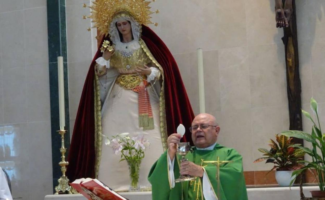 El sacerdote Francisco González, párroco de la Estación de Cártama, celebró misa con el cáliz el pasado domingo. 