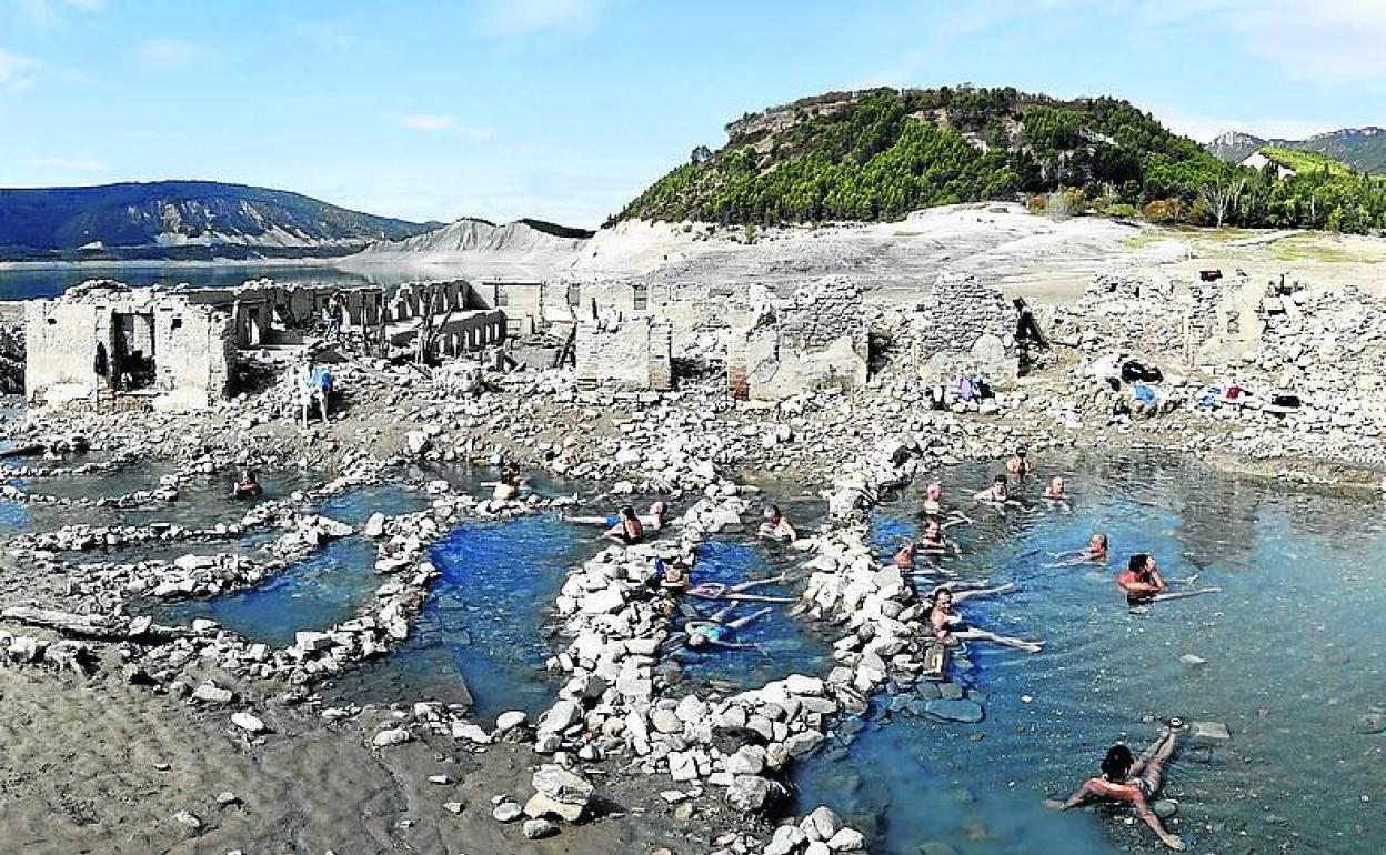 En los años más secos, cientos de personas aprovechan para bañarse en las aguas sulfurosas y rebozarse en los lodos de este emplazamiento, que data de la época romana y fue en tiempos refugio de la aristocracia española. 