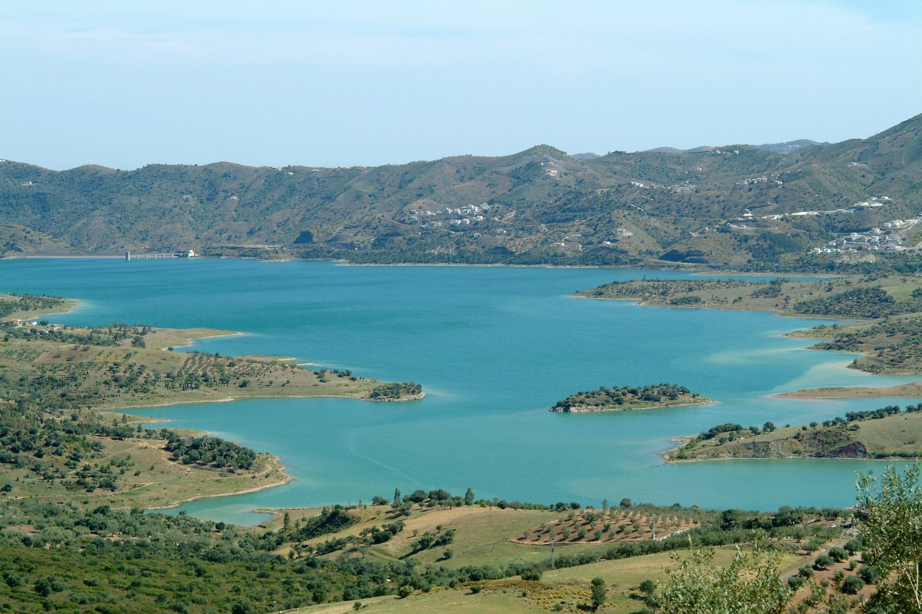 La Viñuela, el mar de interior de la Axarquía