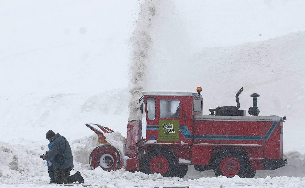 Imagen de archivo de una quitanieves que limpia los acceso en la estación de invierno de Alto Campoo (Cantabria).