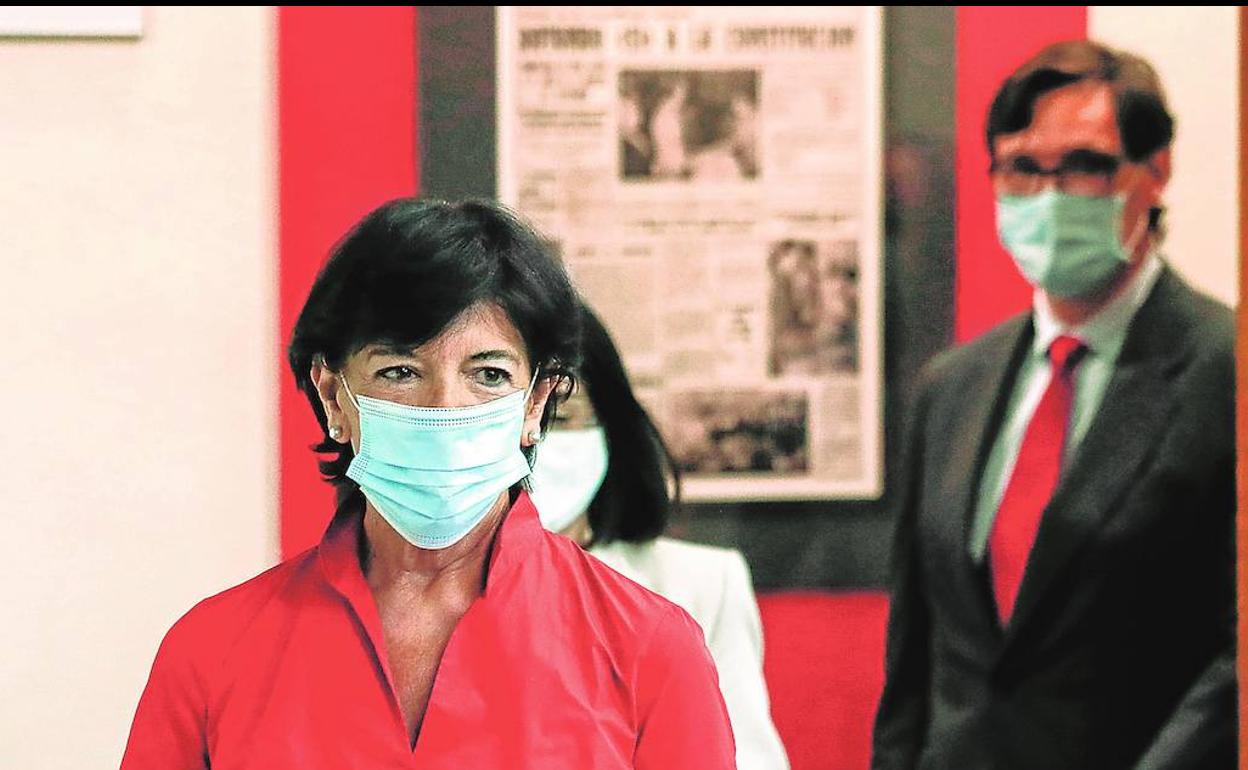 La ministra de Educación y Formación Profesional, Isabel Celaá, la ministra de Política Territorial y Función Pública, Carolina Darias, y el ministro de Sanidad, Salvador Illa. 