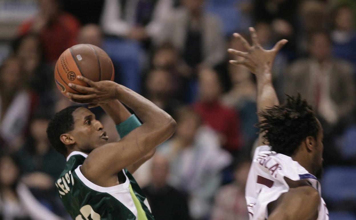 Kelati, en un lanzamiento en aquel histórico partido del 4 de marzo de 2009 ante el Virtus Roma. 