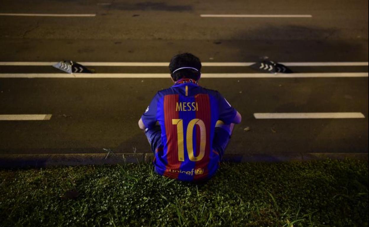 Un aficionado con la camiseta del Barça, abatido en las protestas contra Bartomeu.