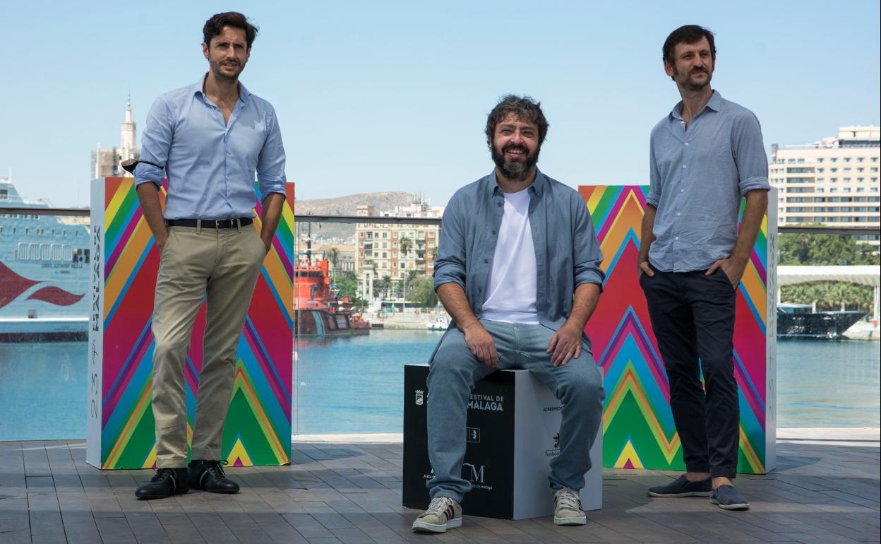 El director Víctor García León, junto a Raúl Arévalo y Juan Diego Botto.